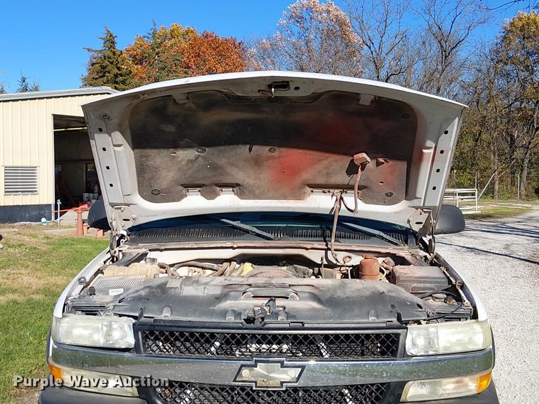 image for item FK0539 2002 Chevrolet Silverado 2500HD utility bed pickup truck