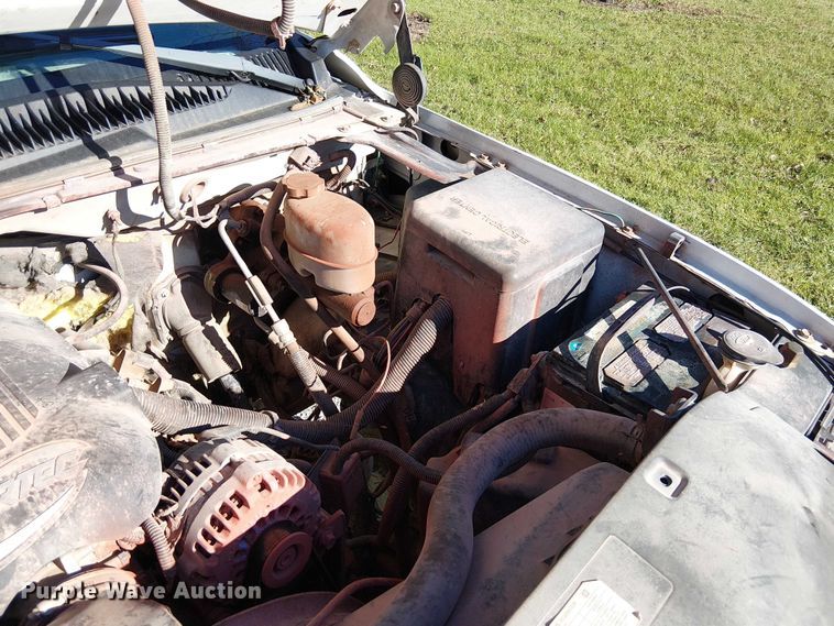 image for item FK0539 2002 Chevrolet Silverado 2500HD utility bed pickup truck