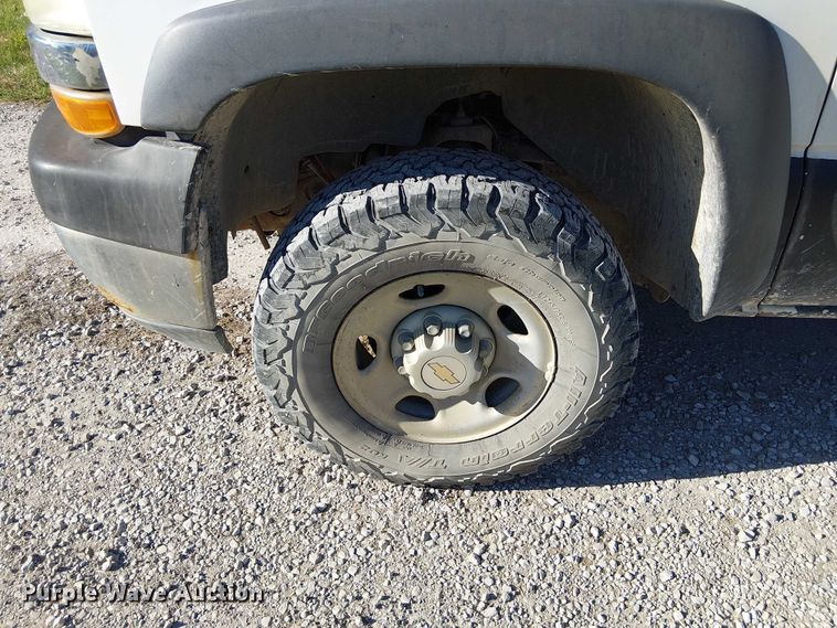 image for item FK0539 2002 Chevrolet Silverado 2500HD utility bed pickup truck