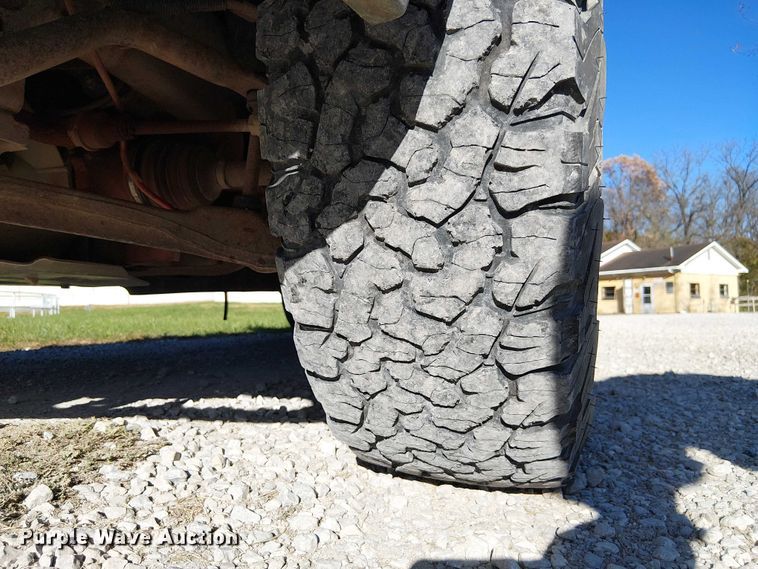 image for item FK0539 2002 Chevrolet Silverado 2500HD utility bed pickup truck