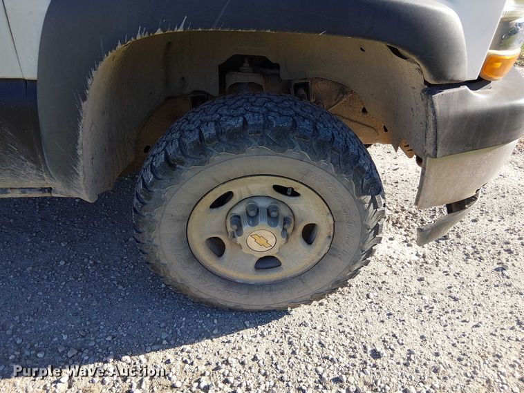 image for item FK0539 2002 Chevrolet Silverado 2500HD utility bed pickup truck