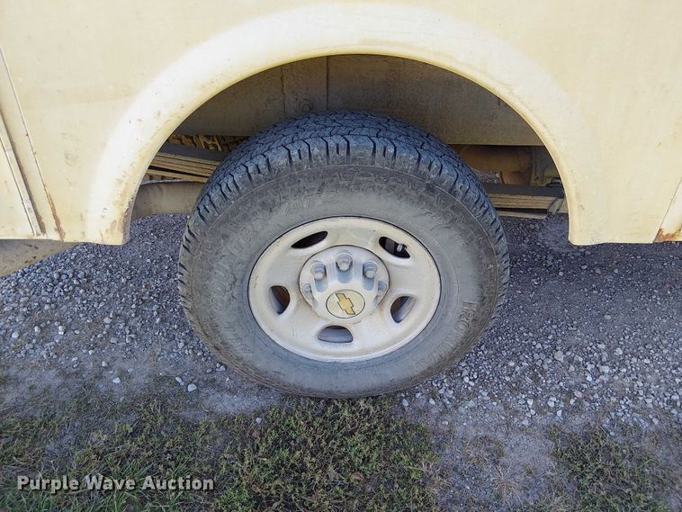 image for item FK0539 2002 Chevrolet Silverado 2500HD utility bed pickup truck