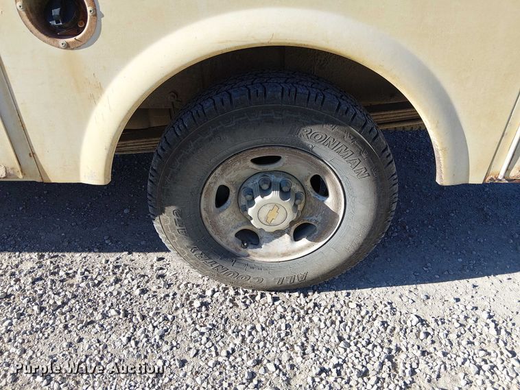 image for item FK0539 2002 Chevrolet Silverado 2500HD utility bed pickup truck