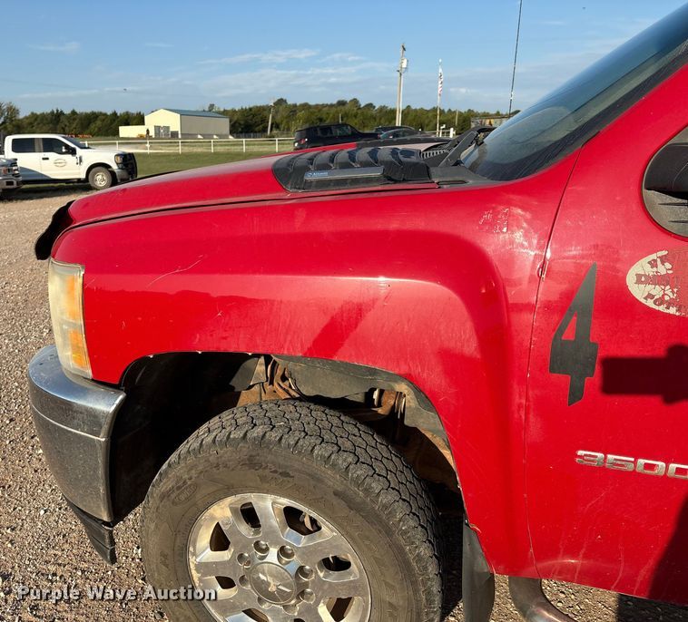 image for item IE9190 2011 Chevrolet Silverado 3500HD Crew Cab pickup truck