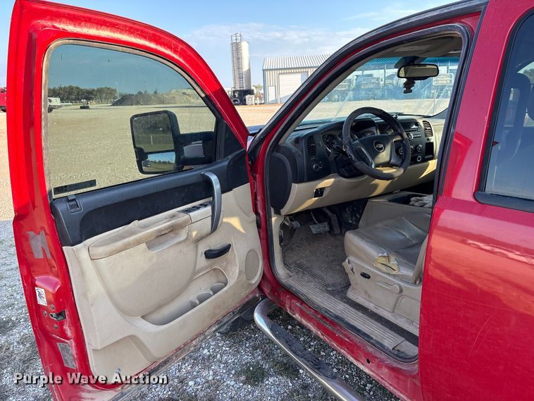 image for item IE9190 2011 Chevrolet Silverado 3500HD Crew Cab pickup truck