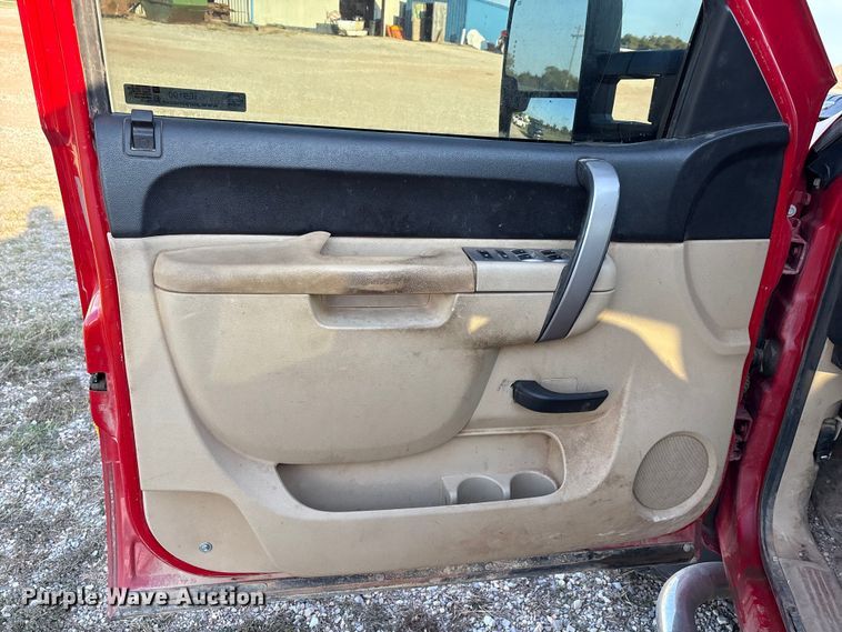 image for item IE9190 2011 Chevrolet Silverado 3500HD Crew Cab pickup truck