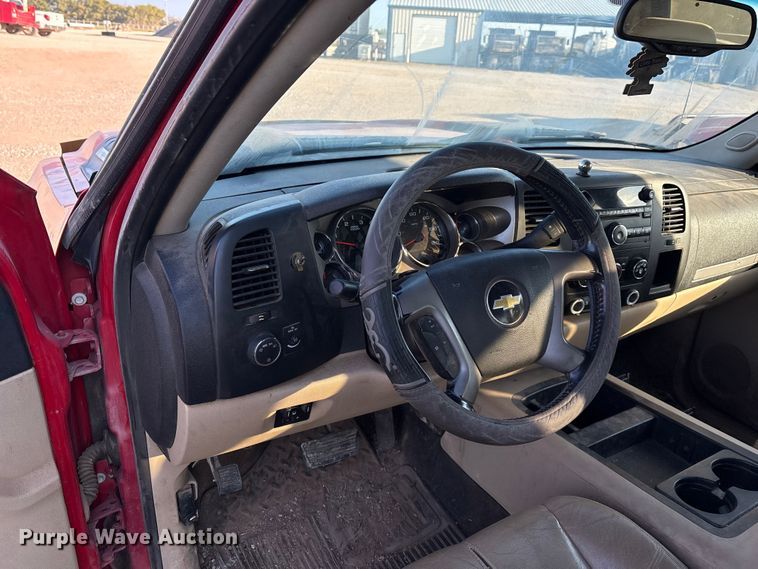 image for item IE9190 2011 Chevrolet Silverado 3500HD Crew Cab pickup truck