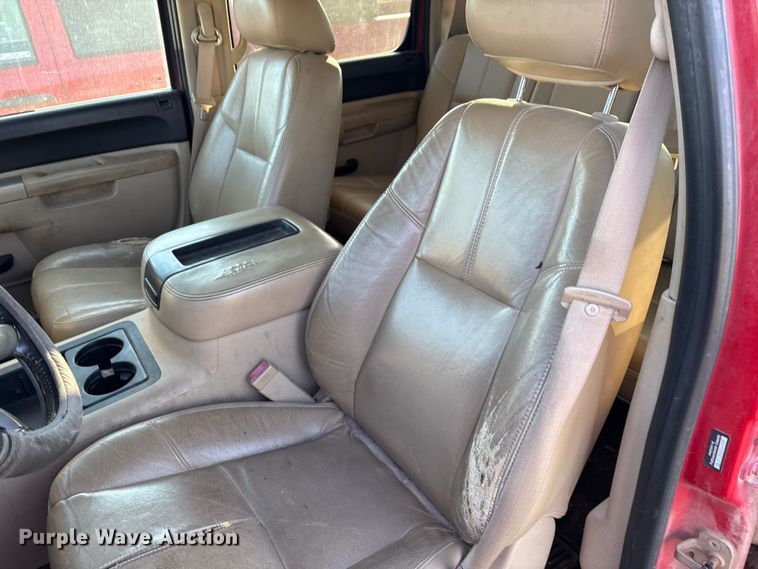 image for item IE9190 2011 Chevrolet Silverado 3500HD Crew Cab pickup truck