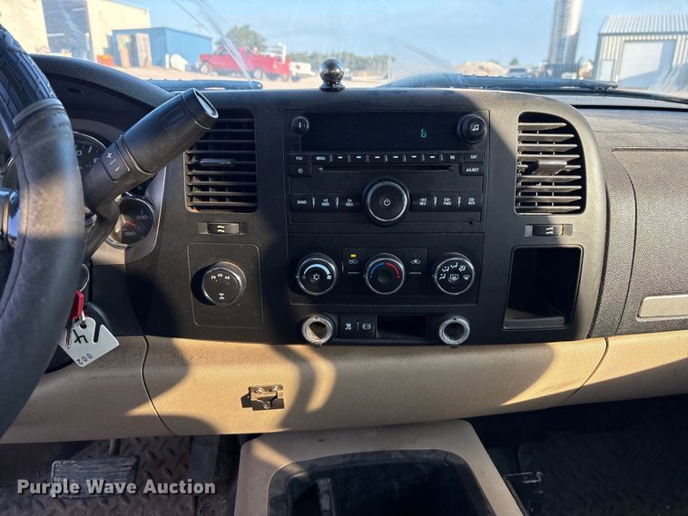 image for item IE9190 2011 Chevrolet Silverado 3500HD Crew Cab pickup truck