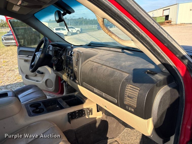 image for item IE9190 2011 Chevrolet Silverado 3500HD Crew Cab pickup truck