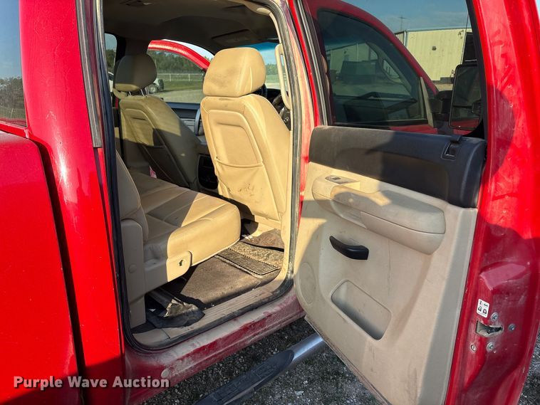 image for item IE9190 2011 Chevrolet Silverado 3500HD Crew Cab pickup truck