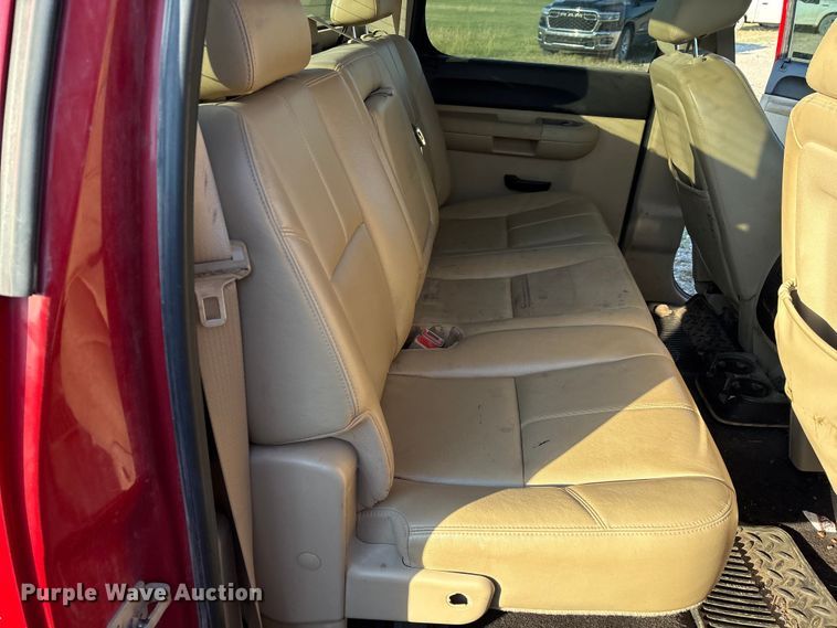 image for item IE9190 2011 Chevrolet Silverado 3500HD Crew Cab pickup truck