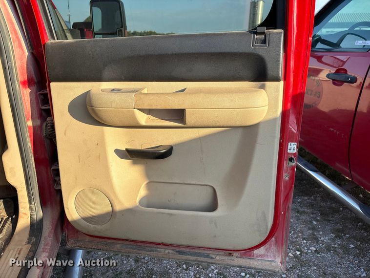 image for item IE9190 2011 Chevrolet Silverado 3500HD Crew Cab pickup truck