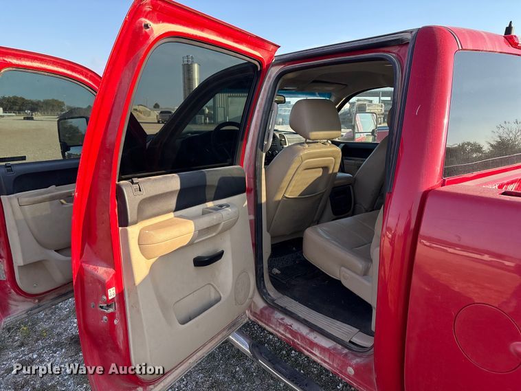 image for item IE9190 2011 Chevrolet Silverado 3500HD Crew Cab pickup truck
