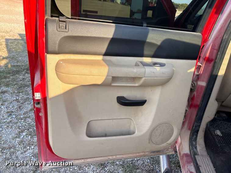 image for item IE9190 2011 Chevrolet Silverado 3500HD Crew Cab pickup truck