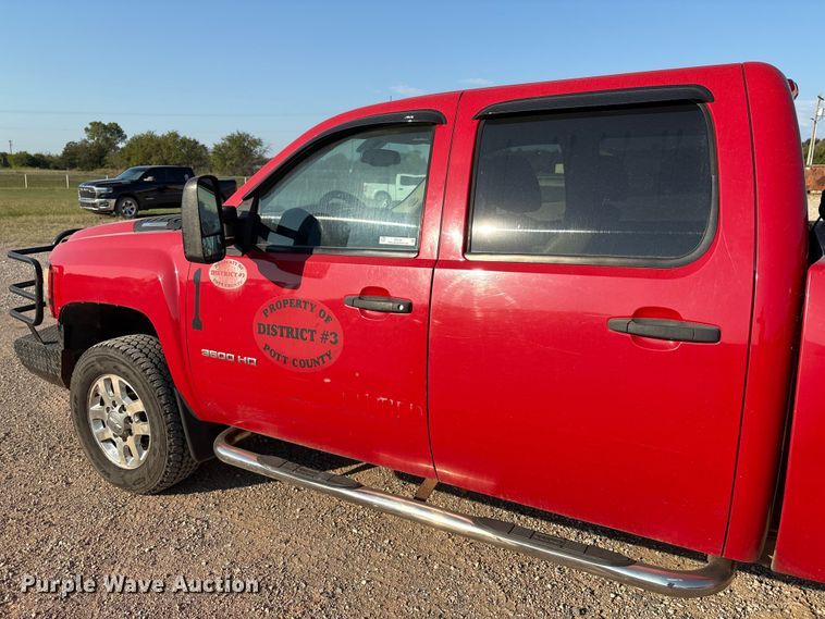 image for item IE9191 2011 Chevrolet Silverado 3500HD Crew Cab pickup truck