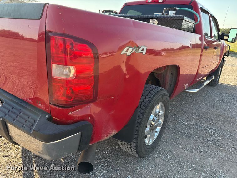 image for item IE9191 2011 Chevrolet Silverado 3500HD Crew Cab pickup truck