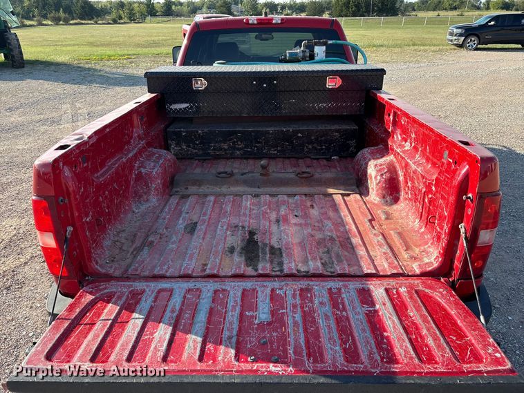 image for item IE9191 2011 Chevrolet Silverado 3500HD Crew Cab pickup truck