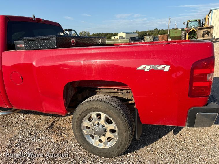 image for item IE9191 2011 Chevrolet Silverado 3500HD Crew Cab pickup truck