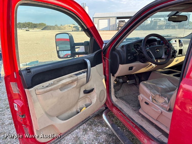 image for item IE9191 2011 Chevrolet Silverado 3500HD Crew Cab pickup truck