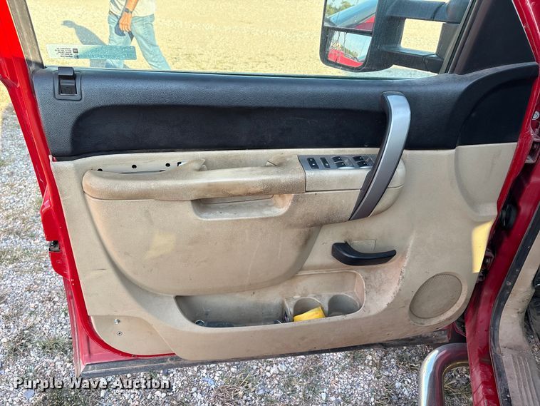 image for item IE9191 2011 Chevrolet Silverado 3500HD Crew Cab pickup truck