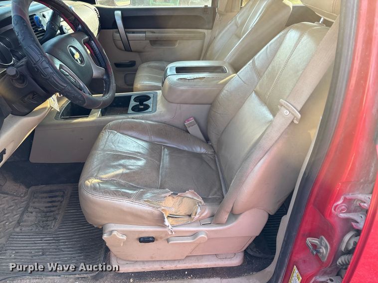 image for item IE9191 2011 Chevrolet Silverado 3500HD Crew Cab pickup truck