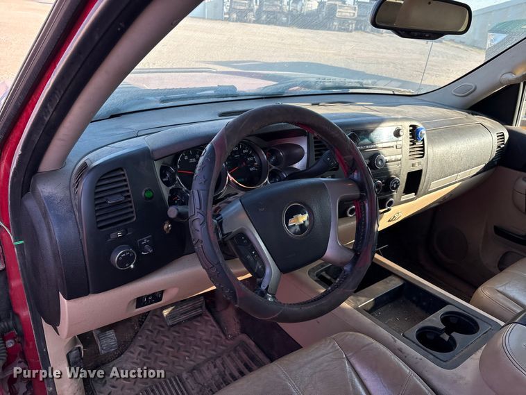 image for item IE9191 2011 Chevrolet Silverado 3500HD Crew Cab pickup truck