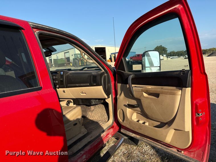 image for item IE9191 2011 Chevrolet Silverado 3500HD Crew Cab pickup truck