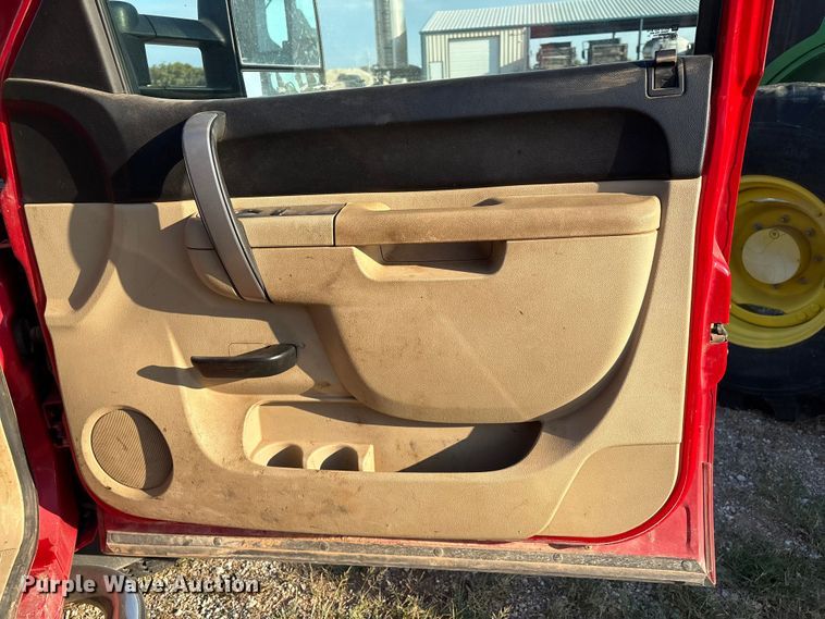 image for item IE9191 2011 Chevrolet Silverado 3500HD Crew Cab pickup truck