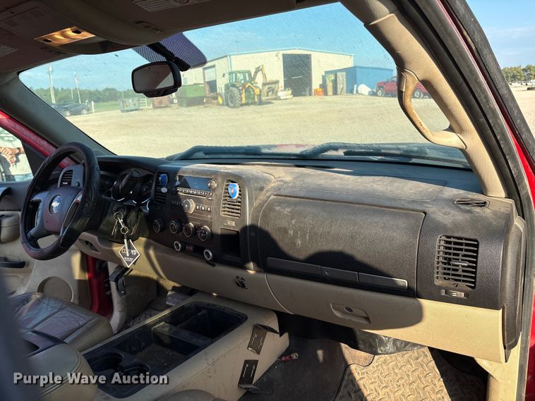 image for item IE9191 2011 Chevrolet Silverado 3500HD Crew Cab pickup truck