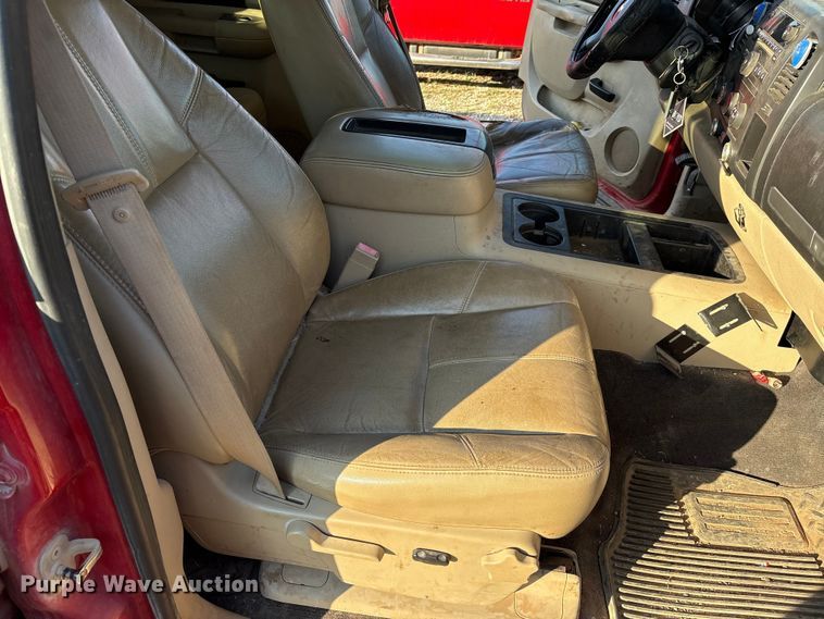 image for item IE9191 2011 Chevrolet Silverado 3500HD Crew Cab pickup truck