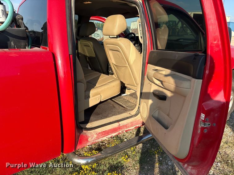 image for item IE9191 2011 Chevrolet Silverado 3500HD Crew Cab pickup truck