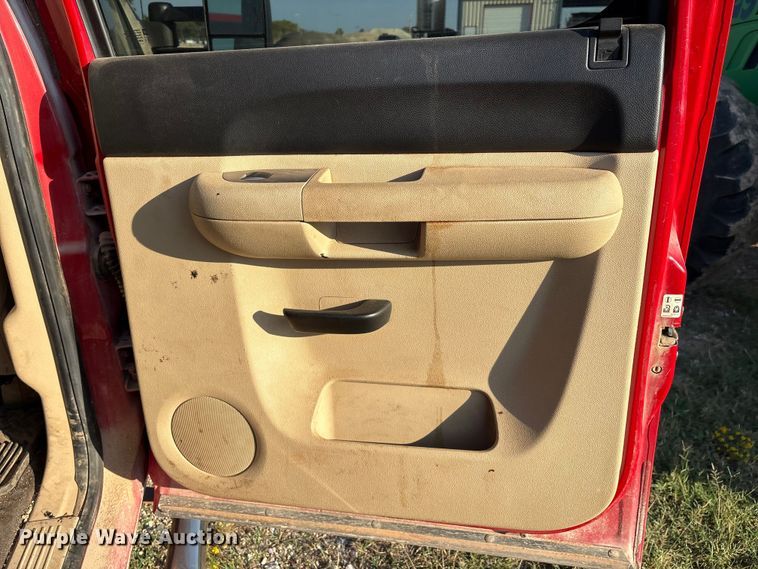 image for item IE9191 2011 Chevrolet Silverado 3500HD Crew Cab pickup truck