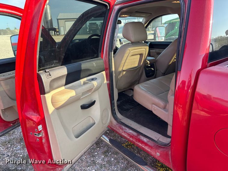 image for item IE9191 2011 Chevrolet Silverado 3500HD Crew Cab pickup truck