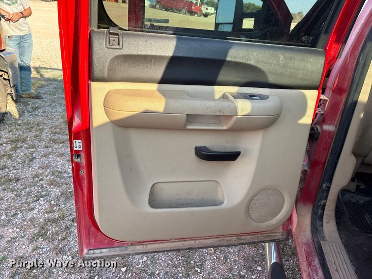 image for item IE9191 2011 Chevrolet Silverado 3500HD Crew Cab pickup truck