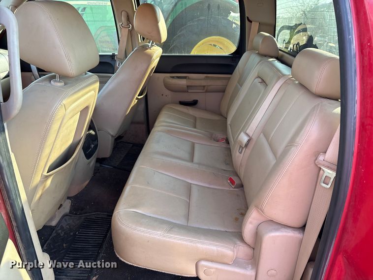 image for item IE9191 2011 Chevrolet Silverado 3500HD Crew Cab pickup truck