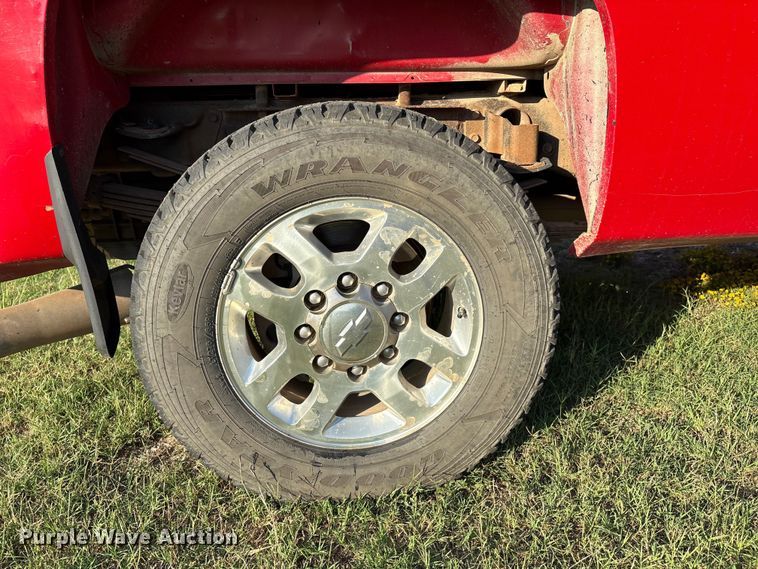 image for item IE9191 2011 Chevrolet Silverado 3500HD Crew Cab pickup truck