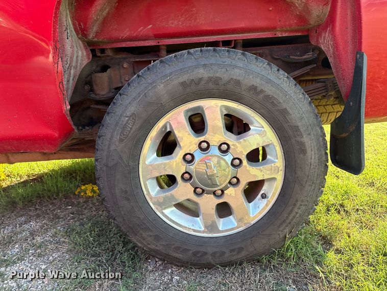 image for item IE9191 2011 Chevrolet Silverado 3500HD Crew Cab pickup truck