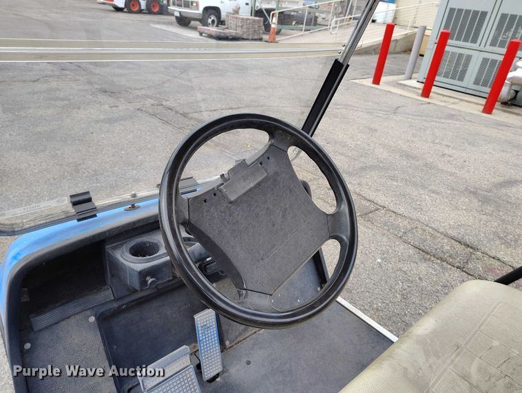 image for item IH9314 1999 Yamaha golf cart