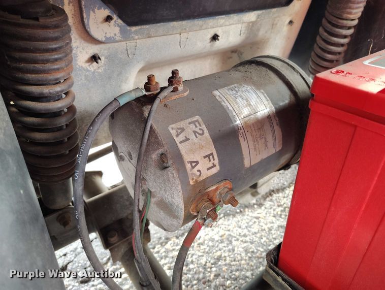 image for item IH9314 1999 Yamaha golf cart