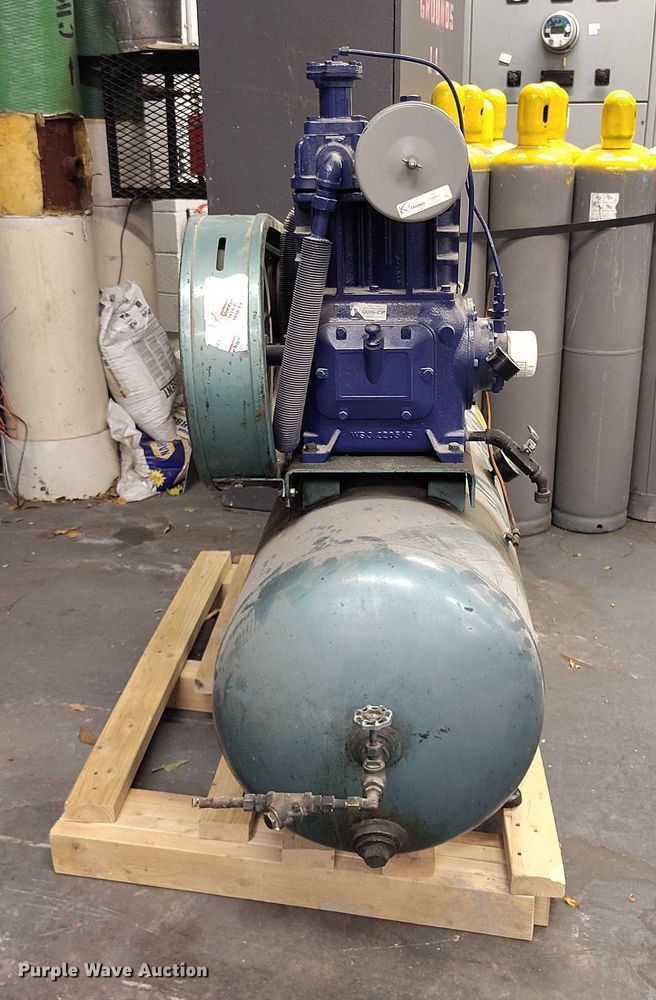 image for item IH9327 2022 Quincy 325L air compressor