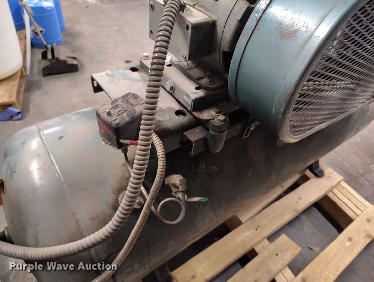 image for item IH9327 2022 Quincy 325L air compressor