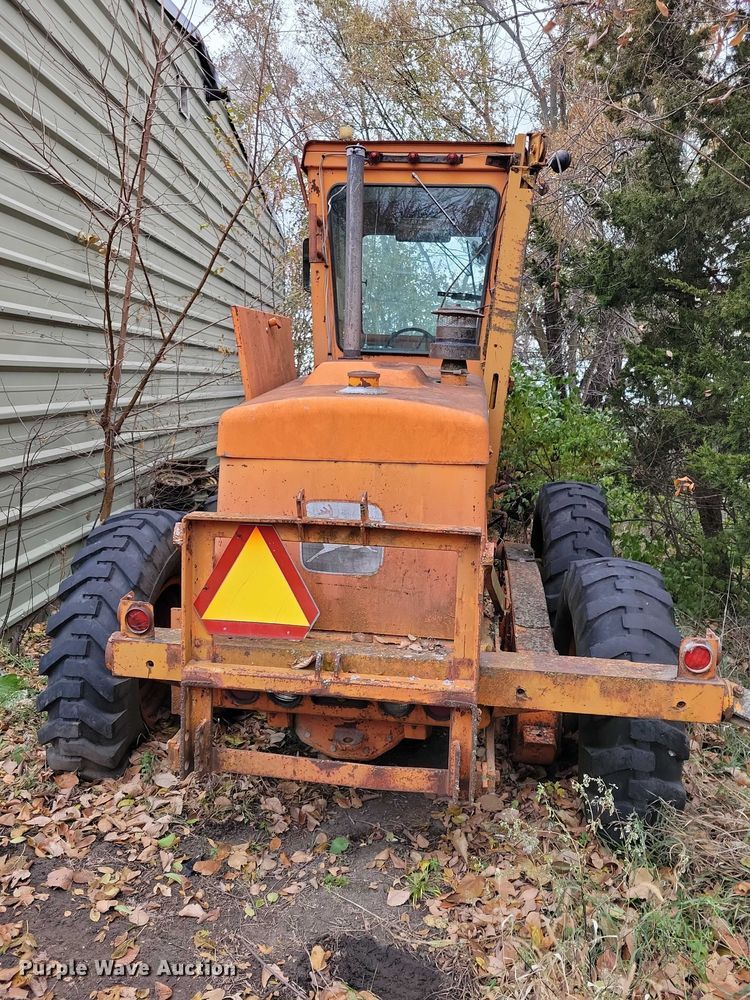 image for item NO9757 1978 John Deere 570A motor grader