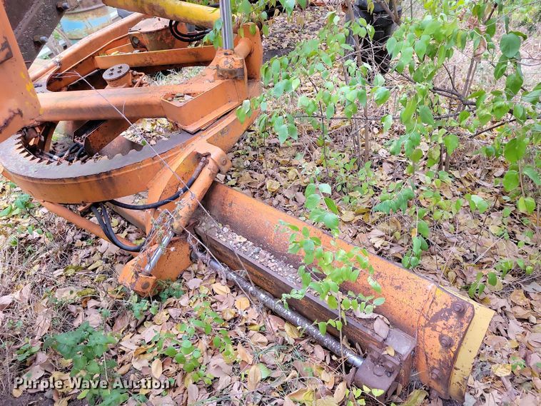 image for item NO9757 1978 John Deere 570A motor grader