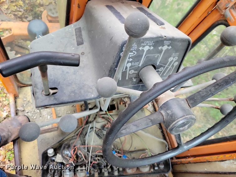 image for item NO9757 1978 John Deere 570A motor grader