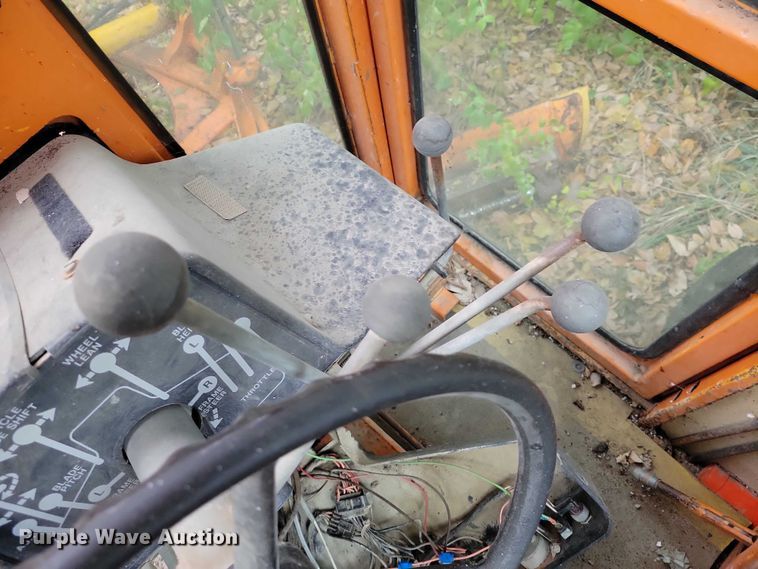 image for item NO9757 1978 John Deere 570A motor grader