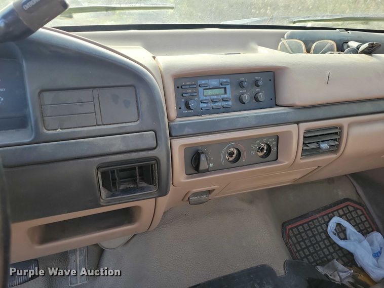 image for item NO9760 1992 Ford F150 pickup truck