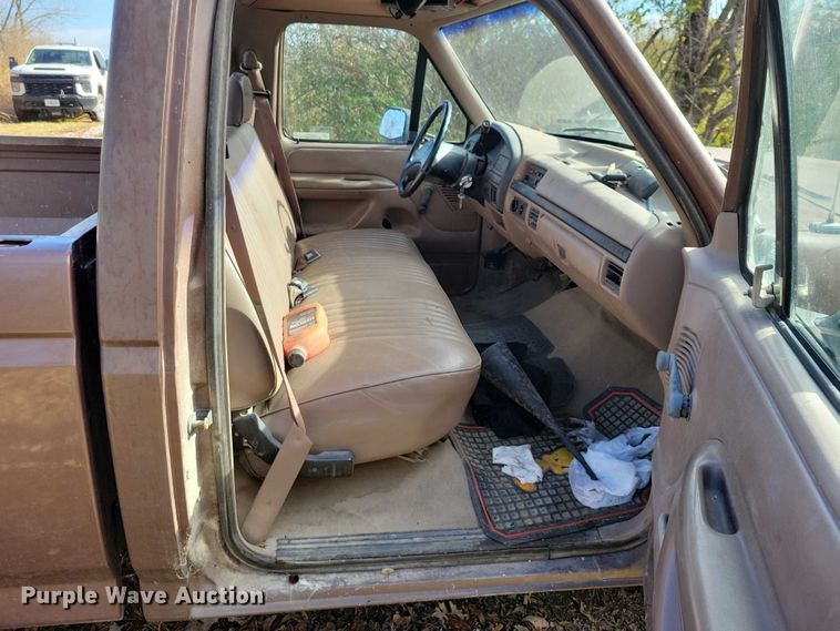 image for item NO9760 1992 Ford F150 pickup truck