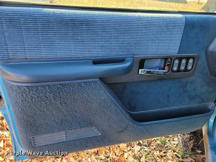 image for item NO9761 1994 Chevrolet K1500 Ext. Cab pickup truck