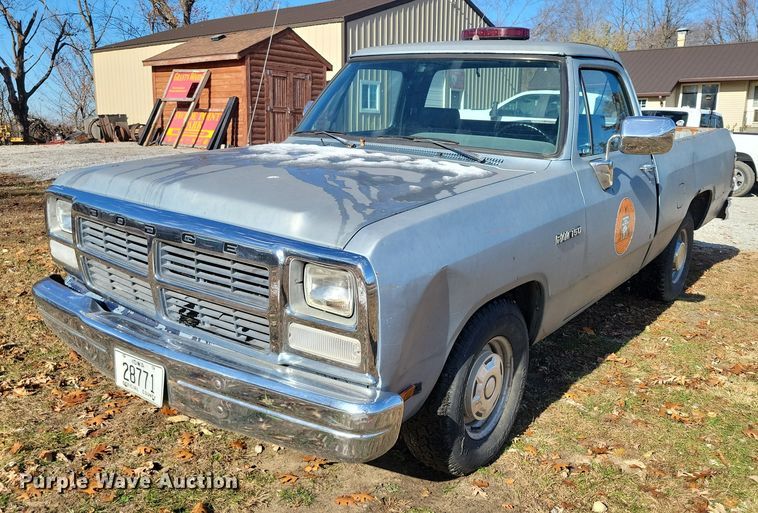 image for item NO9762 1991 Dodge D150 pickup truck